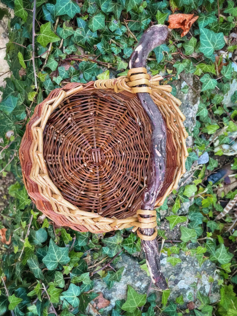 Asymmetrical conical basket with wooden handle - Image 3