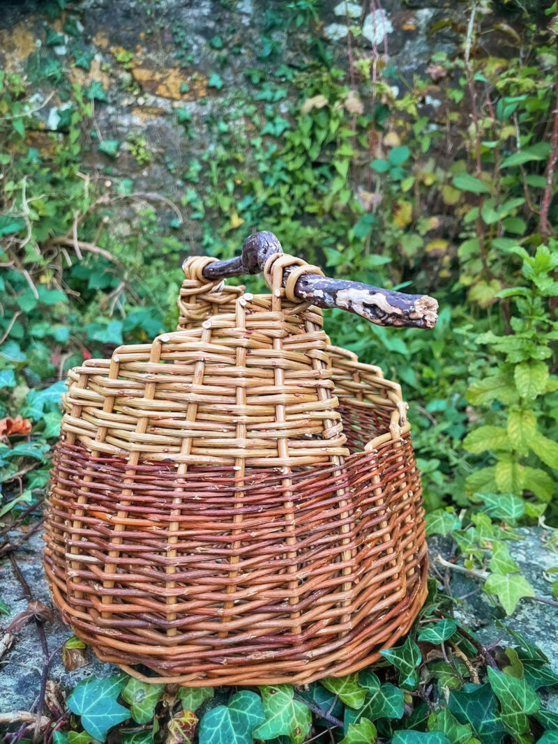 Asymmetrical conical basket with wooden handle - Image 2