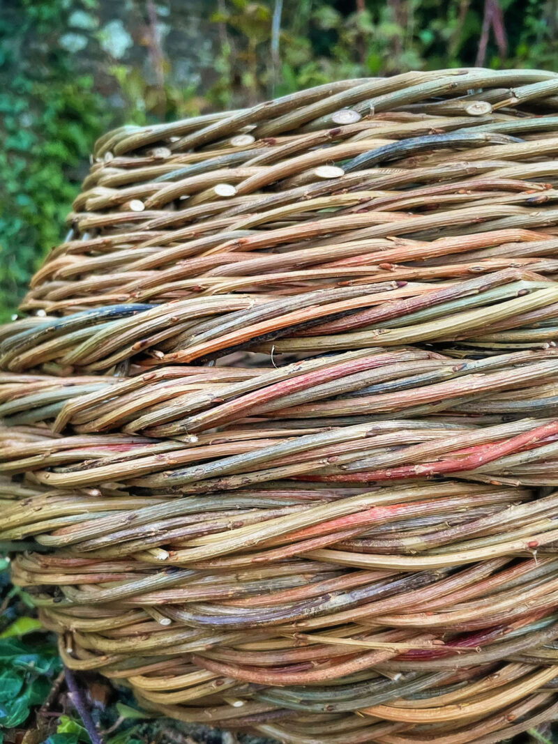 Curved rope weave basket with integrated handles - Image 3